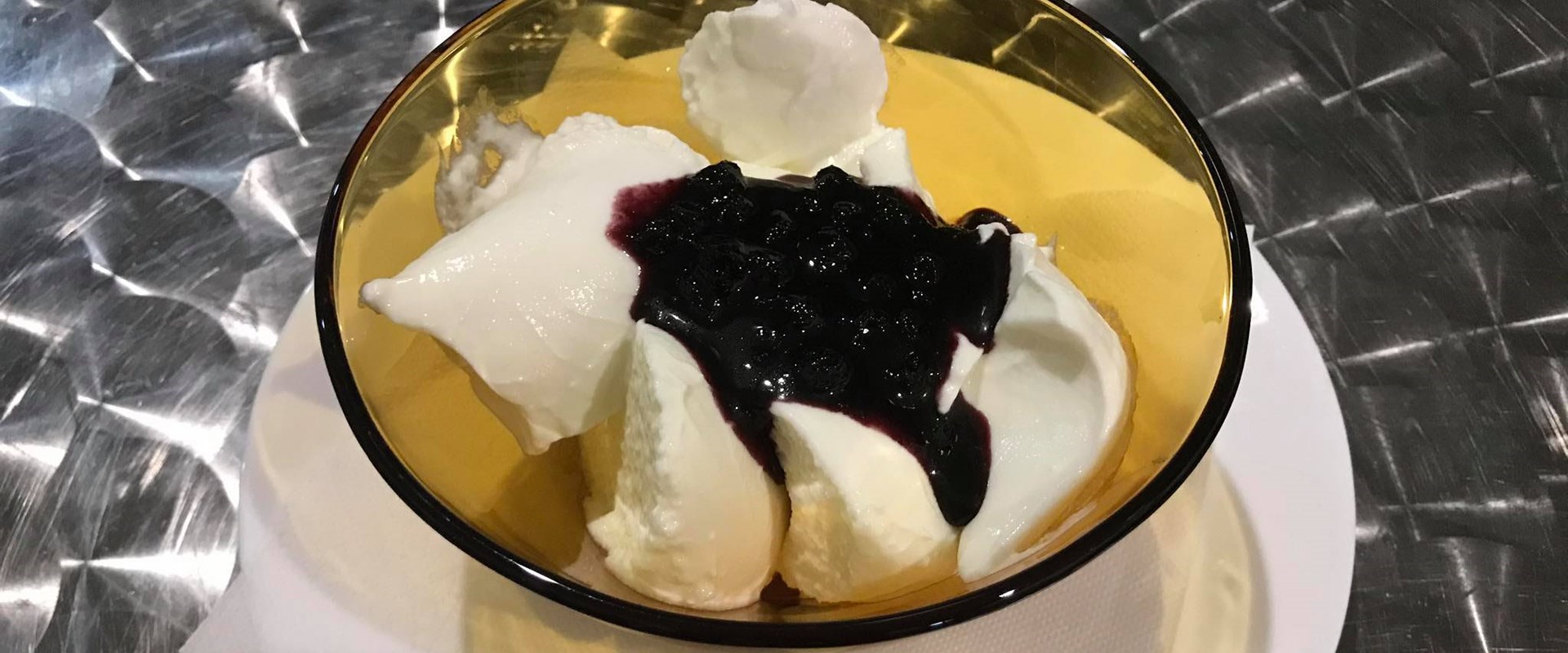 Homemade yoghurt with jam - 